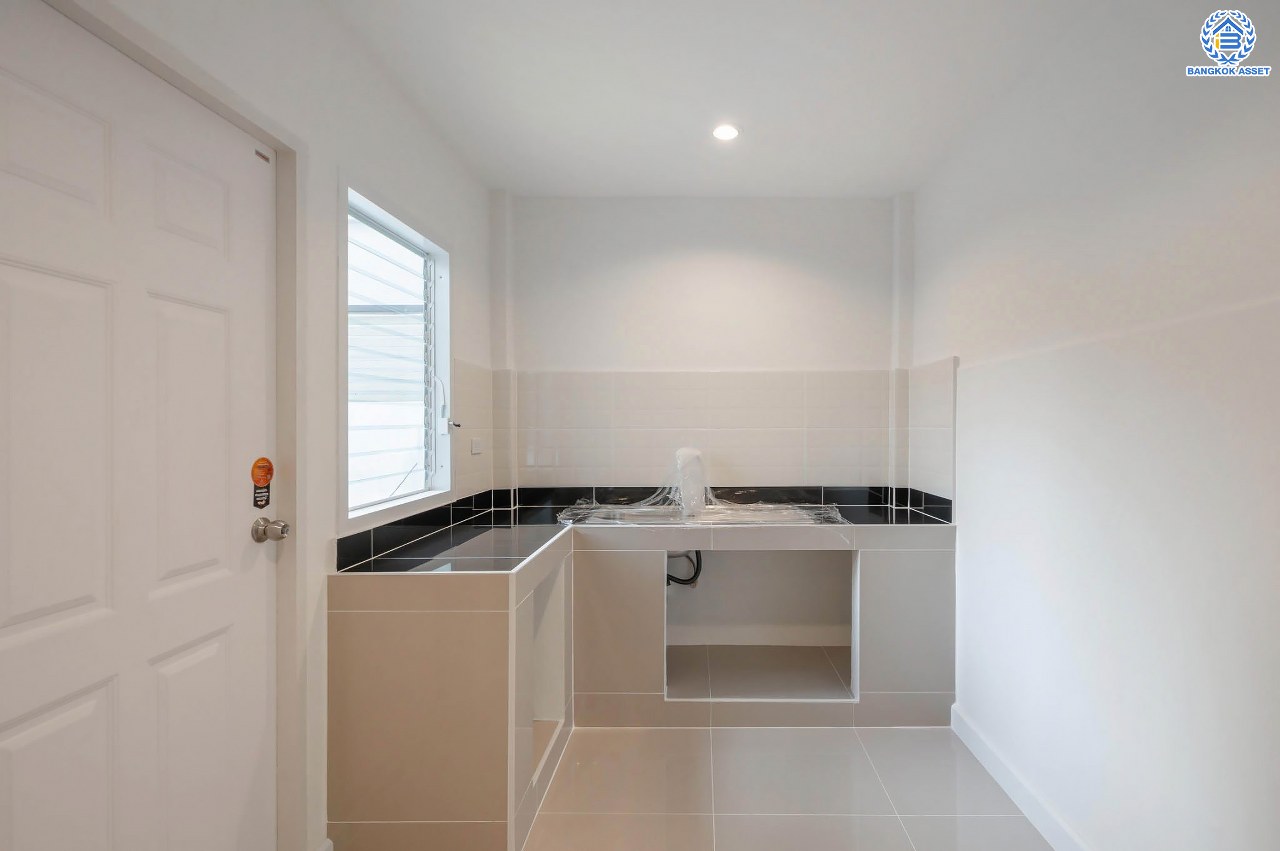 บ้านมือสองตกแต่งใหม่ โครงการ มณียา2 รัตนาธิเบศร์-ท่าอิฐ แบรนด์ Property Perfect หลังใหญ่ เนื้อที่ 50 ตร.ว. ฟังก์ชันครบ 3 ห้องนอน 2 ห้องน้ำ 1 ห้องอเนกประสงค์ 1 ที่จอดรถ บนทำเลเชื่อมต่อถนนรัตนาธิเบศร์ และถนนราชพฤกษ์ ใจกลาง 2 เซ็นทรัลฯ ใกล้รถไฟฟ้าสายสีม่วง "สถานีบางรักน้อยท่าอิฐ" และทางด่วน "งามวงศ์วาน"